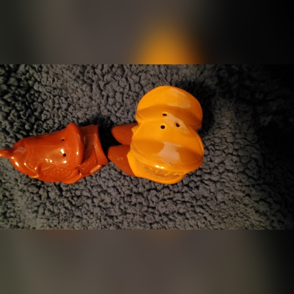 Vintage Western Boots and Saddle Sri Lanka Salt & Pepper Shakers - Picture 3 of 9